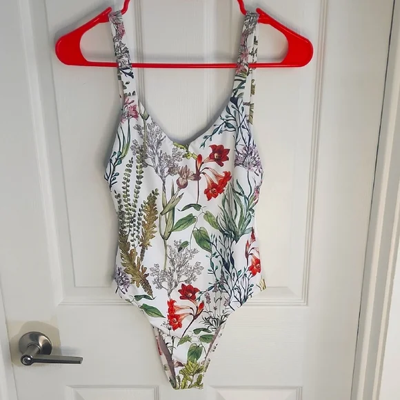 Vitamin A- Stunning Swimsuit - Picture 1 of 6